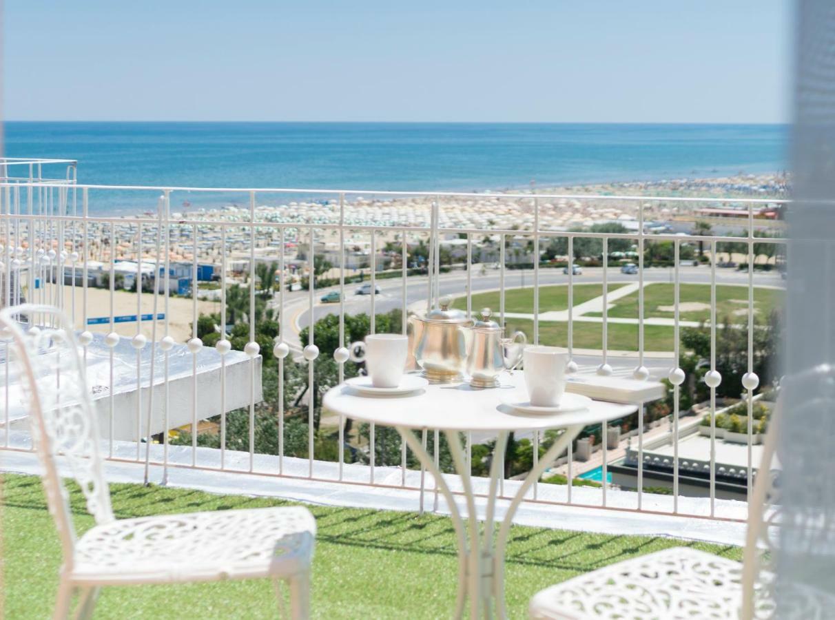 Hotel Milton Римини Екстериор снимка