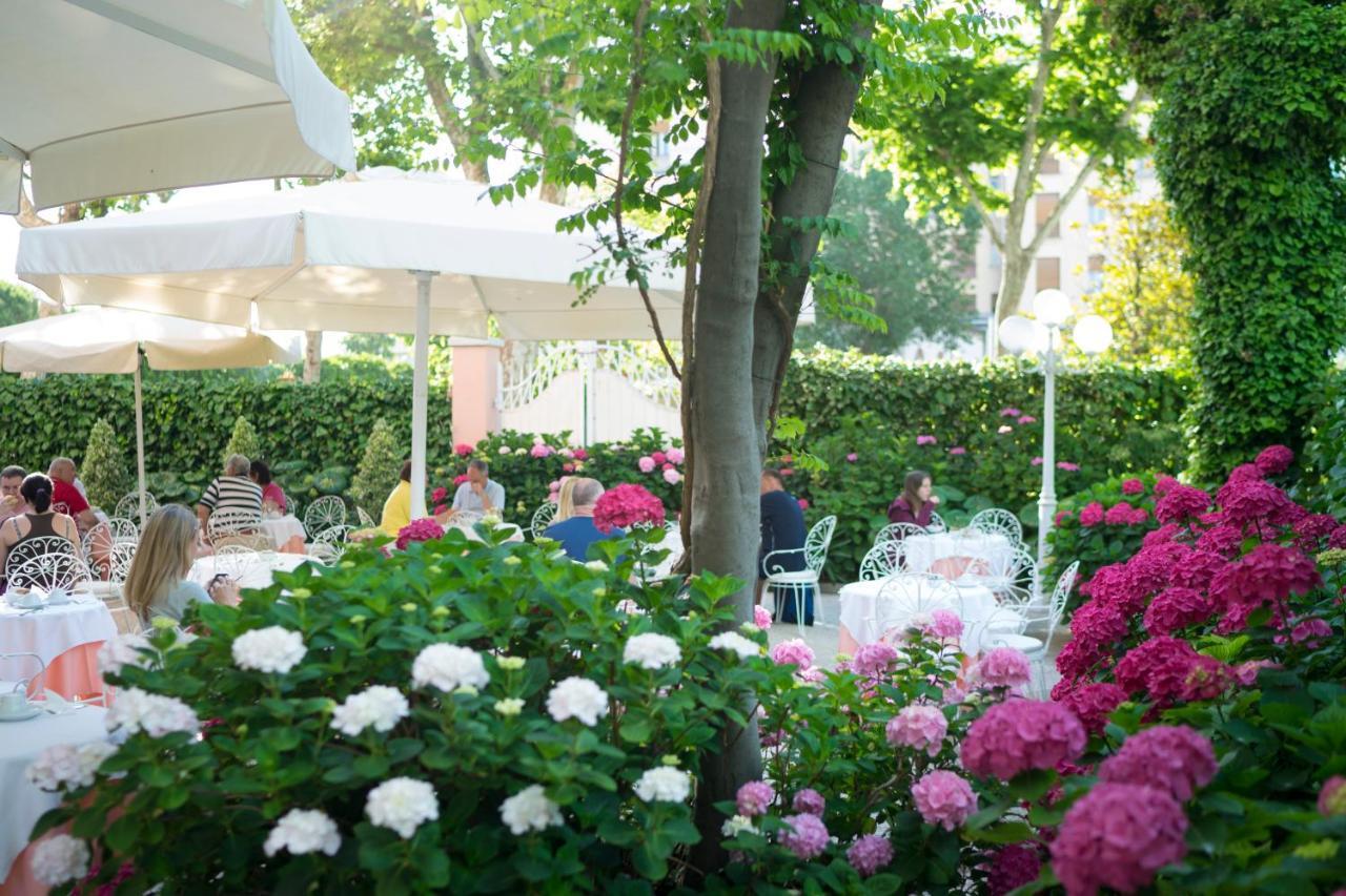 Hotel Milton Римини Екстериор снимка